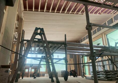 外壁にSOLID、天井にフラットパネルオークを貼っています。