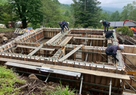 蓼科高原別荘地にて基礎工事が進んでいます。