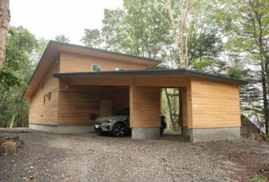 本物の森の中に佇むファサードラタンの家