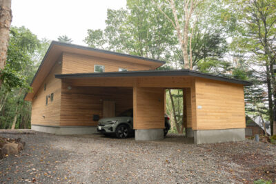 本物の森の中に佇むファサードラタンの家