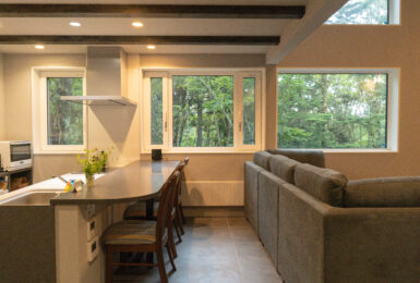 『家族』と共に暮らすタイルリビングと吹き抜けのある家