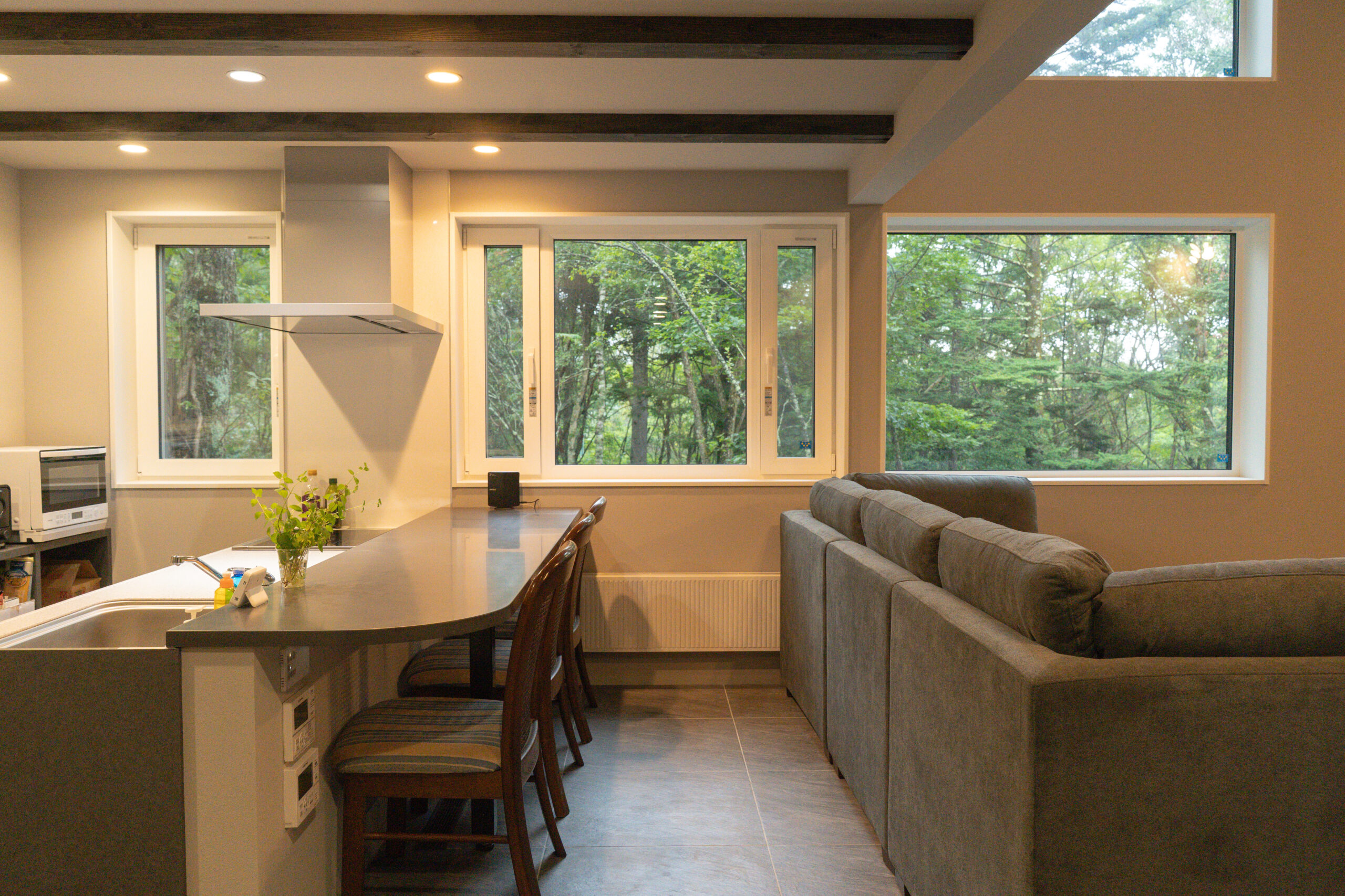 『家族』と共に暮らすタイルリビングと吹き抜けのある家