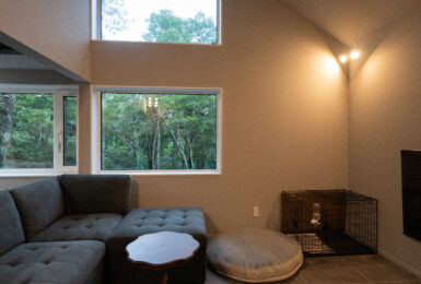 『家族』と共に暮らすタイルリビングと吹き抜けのある家