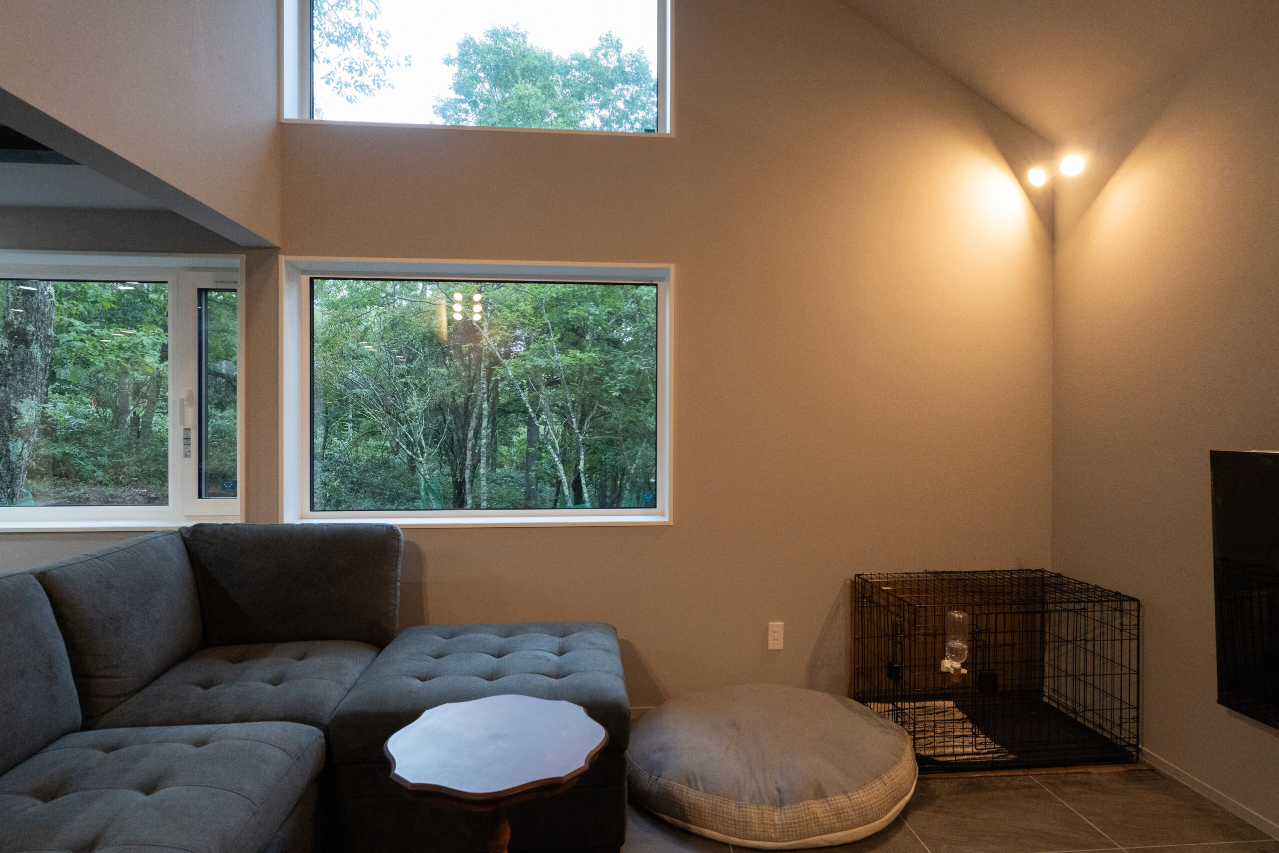 『家族』と共に暮らすタイルリビングと吹き抜けのある家