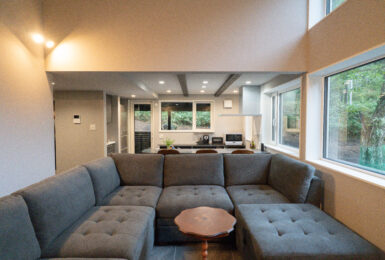 『家族』と共に暮らすタイルリビングと吹き抜けのある家