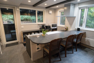 『家族』と共に暮らすタイルリビングと吹き抜けのある家