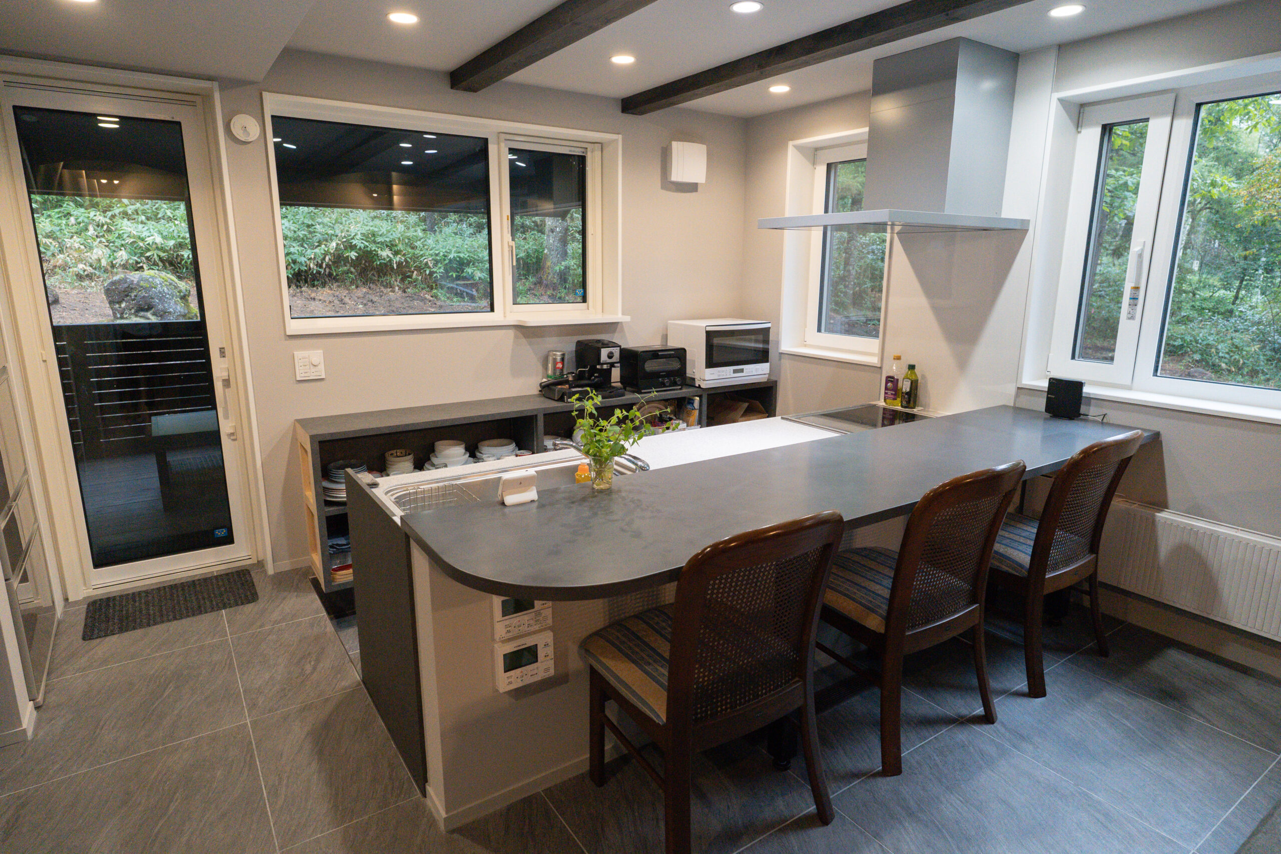 『家族』と共に暮らすタイルリビングと吹き抜けのある家