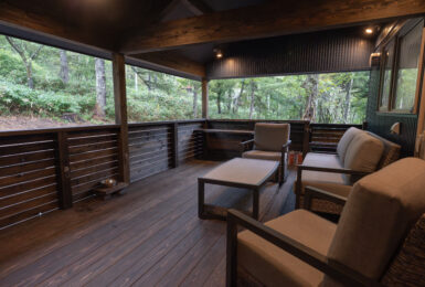 『家族』と共に暮らすタイルリビングと吹き抜けのある家