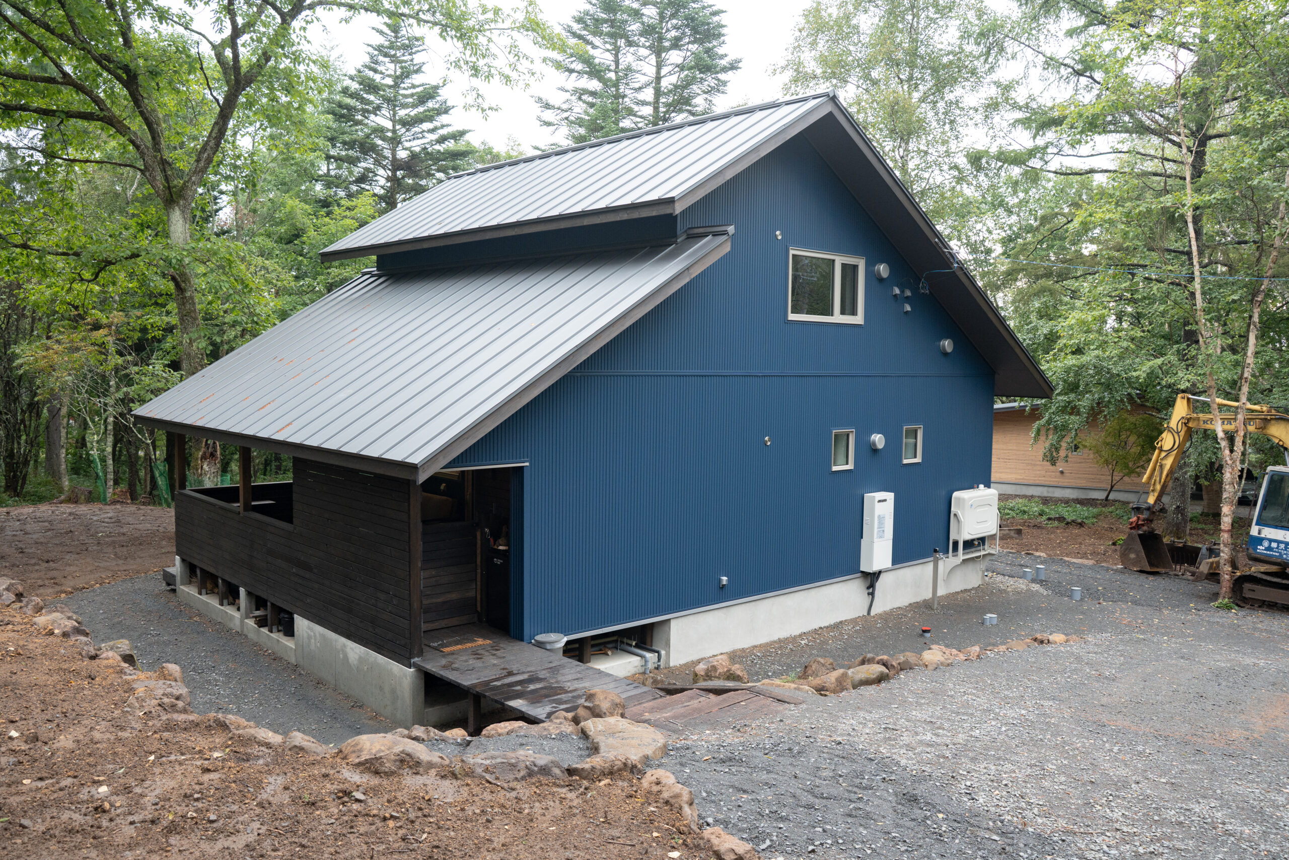 『家族』と共に暮らすタイルリビングと吹き抜けのある家