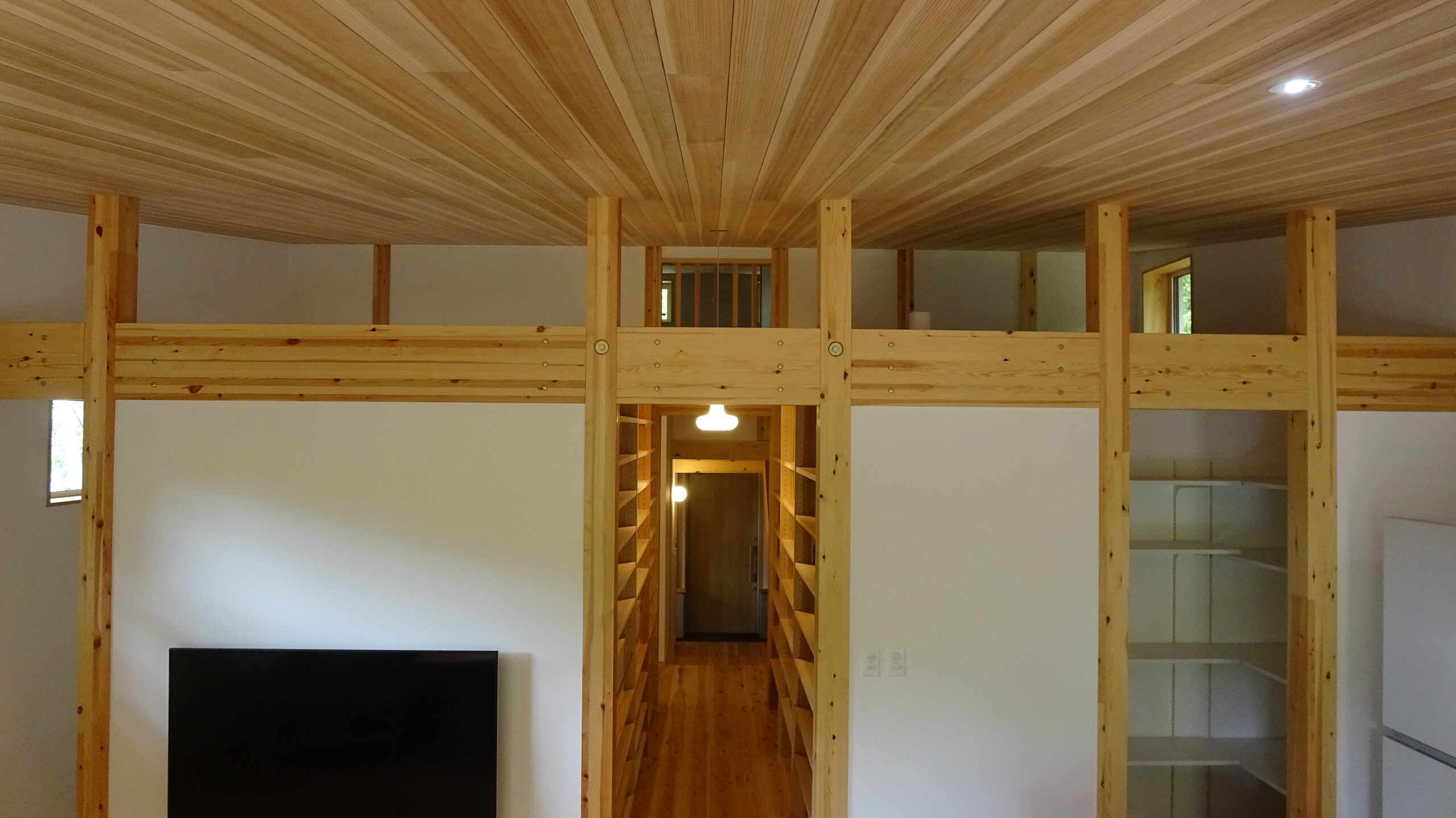 本物の森の中に佇むファサードラタンの家