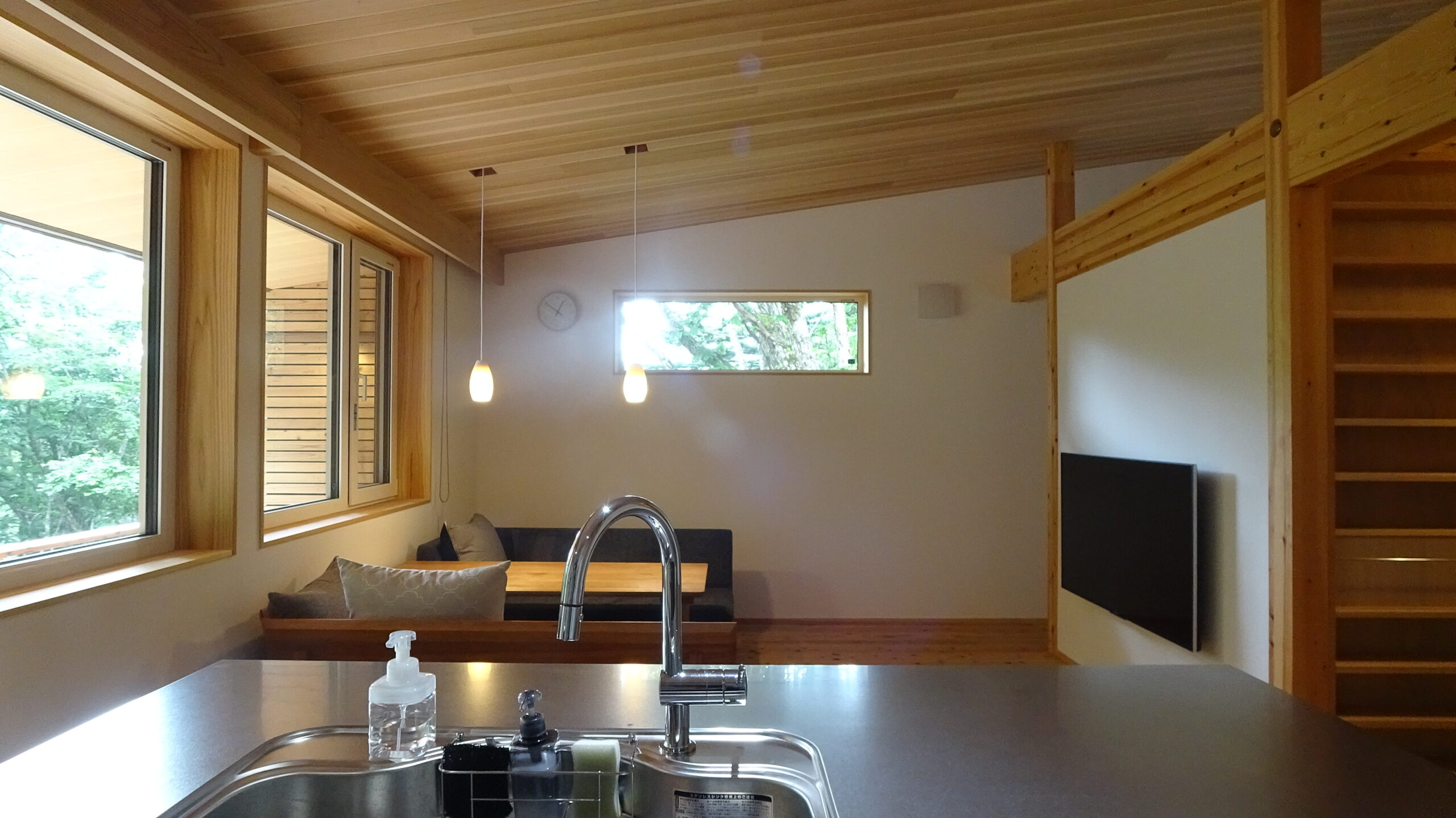 本物の森の中に佇むファサードラタンの家