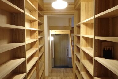 本物の森の中に佇むファサードラタンの家