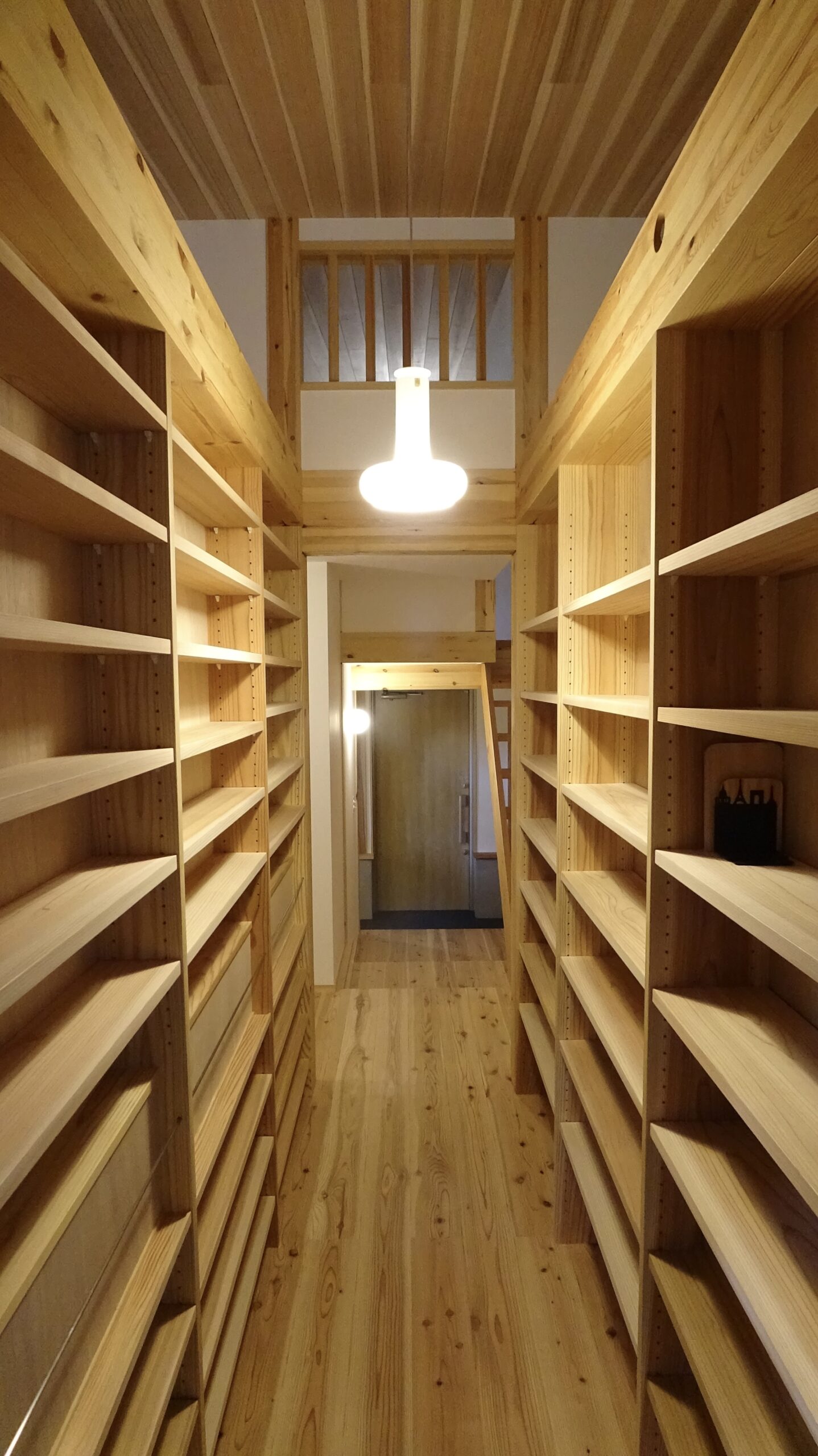 本物の森の中に佇むファサードラタンの家