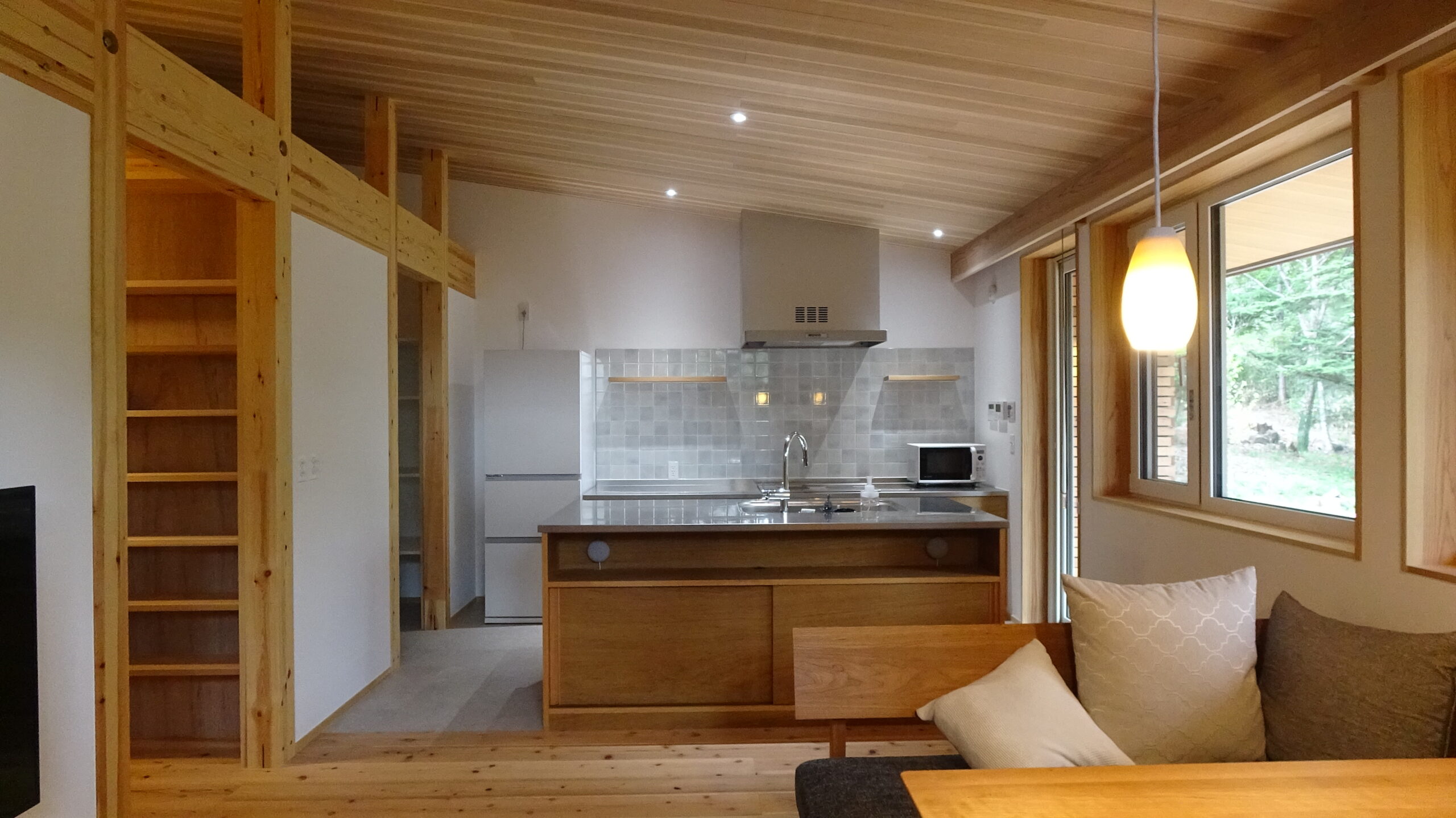 本物の森の中に佇むファサードラタンの家