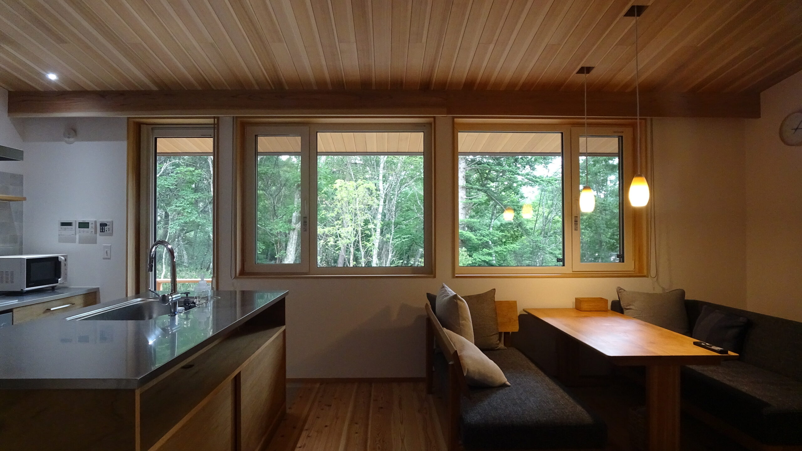 本物の森の中に佇むファサードラタンの家