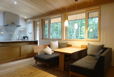 本物の森の中に佇むファサードラタンの家