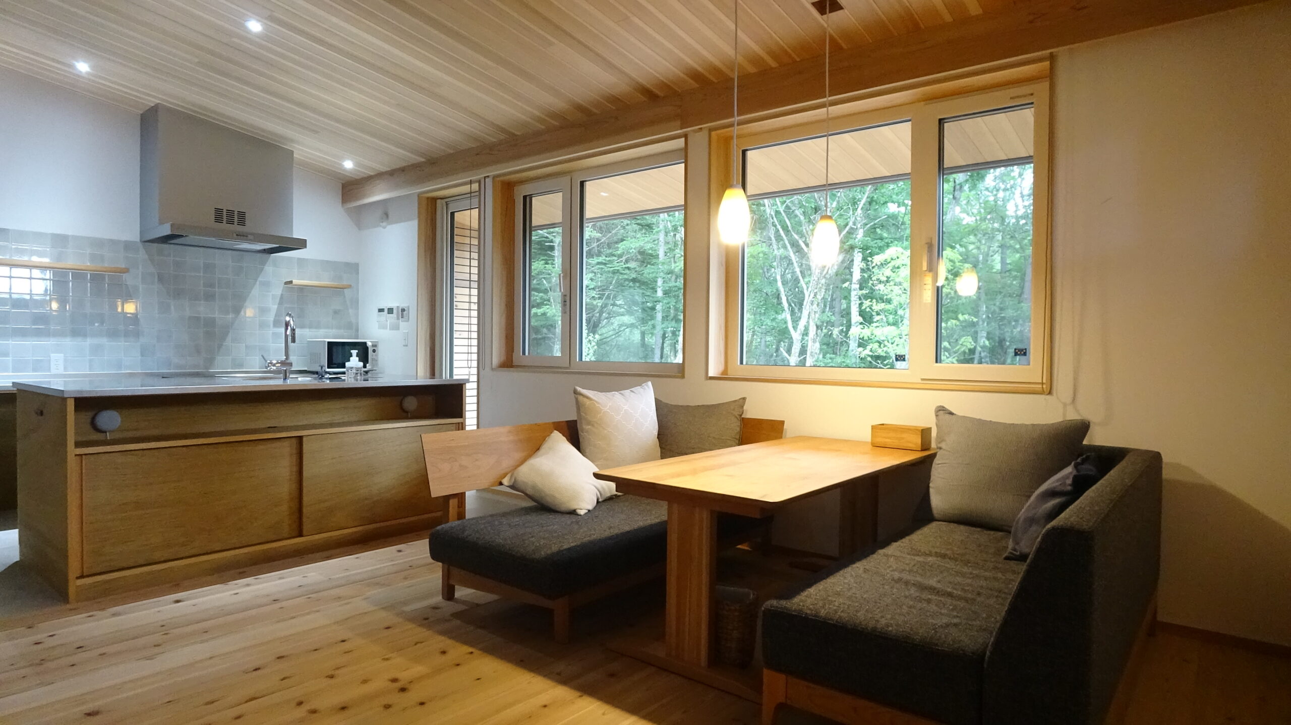 本物の森の中に佇むファサードラタンの家