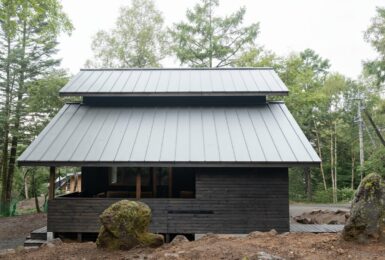 『家族』と共に暮らすタイルリビングと吹き抜けのある家