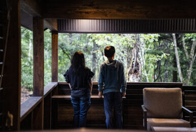 『家族』と共に暮らすタイルリビングと吹き抜けのある家