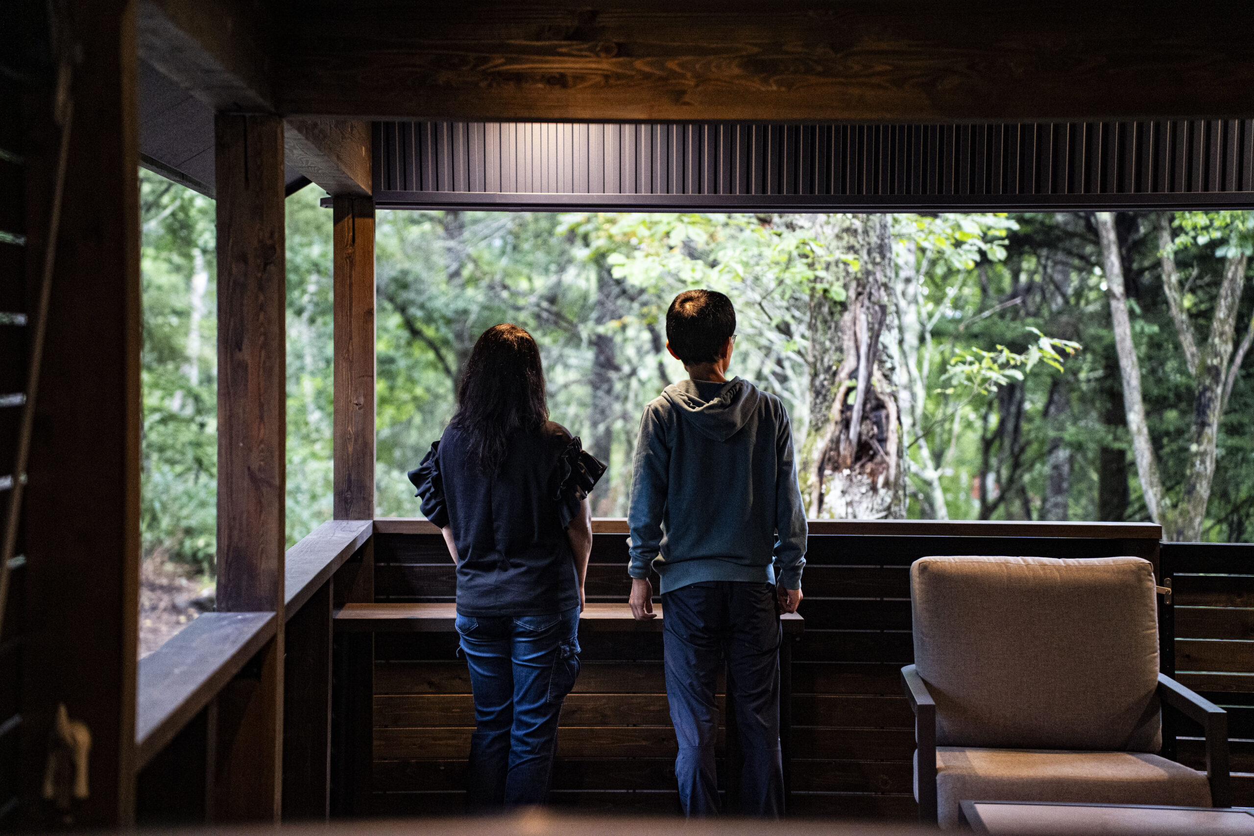 『家族』と共に暮らすタイルリビングと吹き抜けのある家